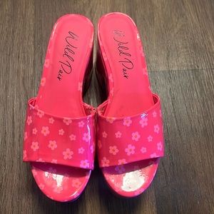 Wild Pair  Womens Melborne Patent Floral Print Platform Sandals